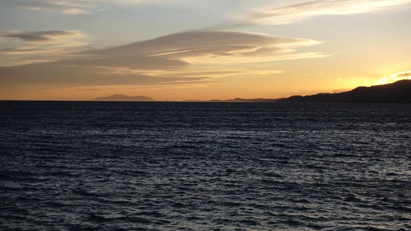 Dramático Atardecer Sobre Agua —  Fotos de Stock