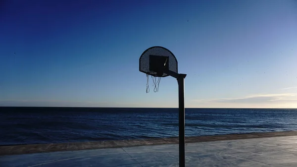 Campo Basquete Urbano Vazio Perto Mar — Fotografia de Stock