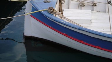 Limandaki ahşap tekne.