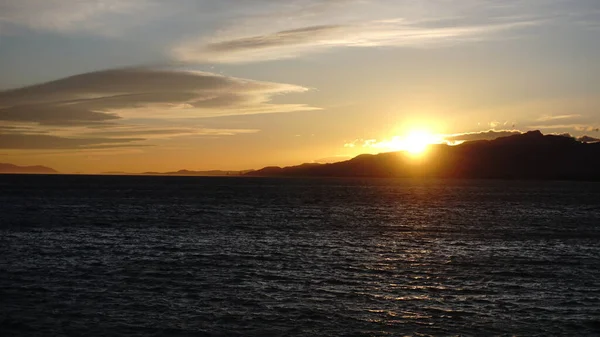 Zonsondergang Boven Bergen Bij Zee — Stockfoto