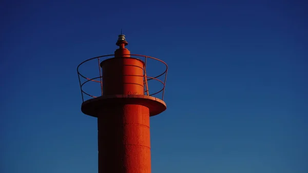 Mavi Gökyüzüne Karşı Kırmızı Deniz Feneri — Stok fotoğraf