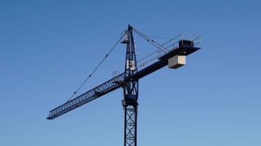 Büyük vinç gökyüzüne karşı çalışıyor