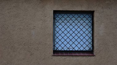 Pencere panjuru ve ızgara ile ön cephe