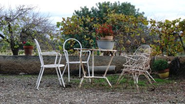 Beyaz paslı bahçe demir sandalyeleri