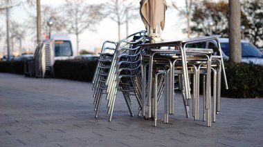 Kilitli şehir işlerinde sandalyeler ve masalar