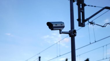 Tren istasyonundaki güvenlik kamerası.