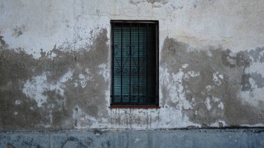 Pencere ve ızgaralı kırsal cephe