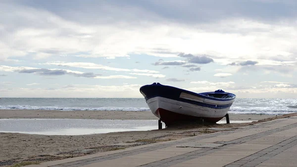 Barca Pesca Legno Sulla Spiaggia — Foto Stock