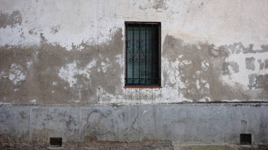 Pencere ve ızgaralı kırsal cephe