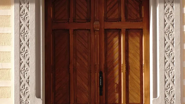 Drewniane Drzwi Okazałego Domu — Zdjęcie stockowe