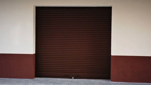 Закрытая Металлическая Дверь Гаража Фасаде — стоковое фото