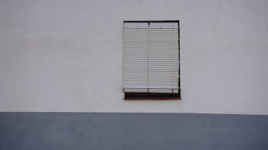 Ön cephede kör olan pencere