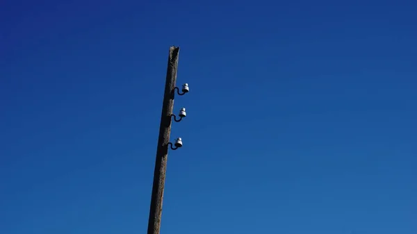 Trådlös Stolpe Mot Himlen Bakgrund — Stockfoto