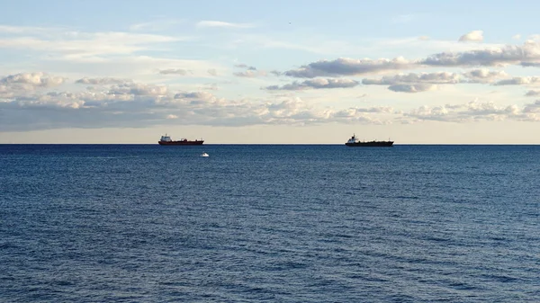 Ufukta limana girmek için bekleyen gemiler.