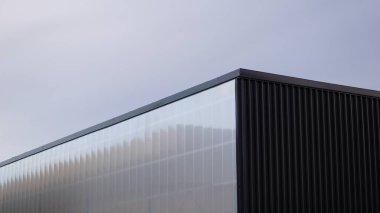 Gökyüzüne karşı modern bina cephesi