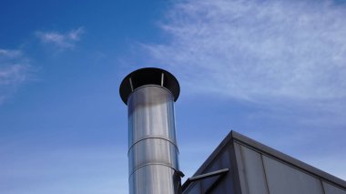 Metal şömine gökyüzüne karşı