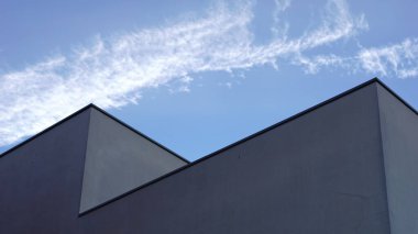 Bulutlu gökyüzüne karşı çatı inşa etmek