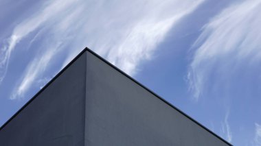 Bulutlu gökyüzüne karşı çatı cephesi inşa etmek