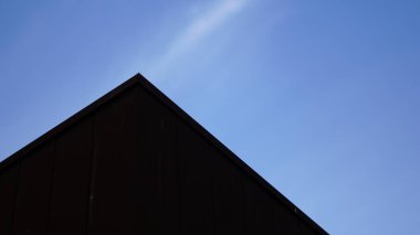 Gökyüzüne karşı bina cephesinin köşesi