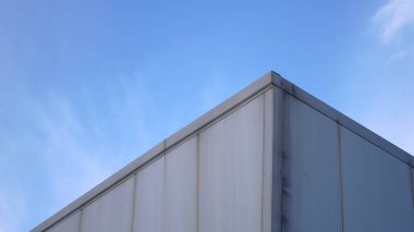 Gökyüzüne karşı bina cephesinin köşesi