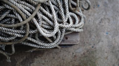 arka plan olarak dizilmiş rustik ip