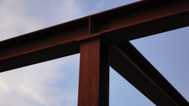 H ışını çelik yapı gökyüzüne karşı