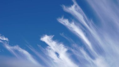 Rüzgar tarafından yontulmuş beyaz bulutlar