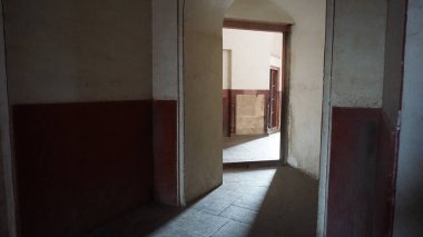 Işık kapıdan ve koridorlardan içeri giriyor.