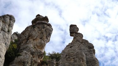 Bulutlu gökyüzüne karşı kayalık dağlar