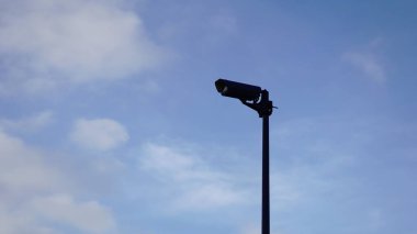 Gökyüzüne karşı güvenlik kamerası silueti