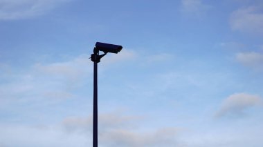 Gökyüzüne karşı güvenlik kamerası direği