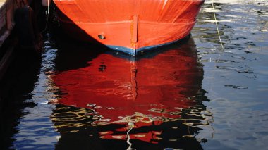 su balıkçısı teknesi yansıması