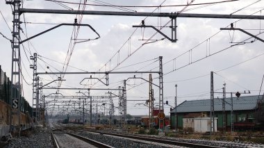 Sanayi bölgesinde demiryolu ve kateneri var.