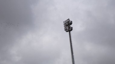 Stadyum lambası bulutlu gökyüzüne elektrik yolluyor