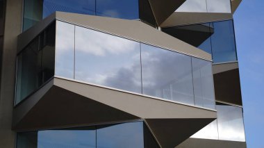 Camdaki bulutların yansıması