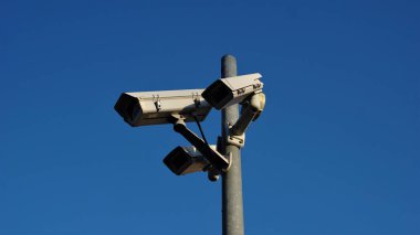 şehir kameraları gökyüzüne karşı