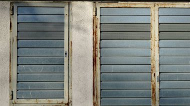 Kaldırımdaki paslı metal dolaplar.