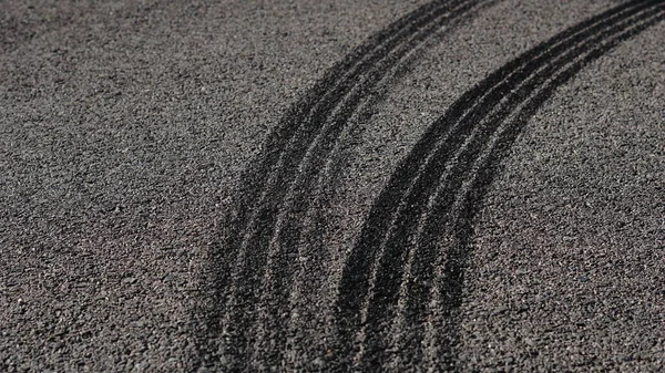 Asfaltta lastik izleri var.