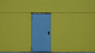 Kaldırımdaki yaya güvenlik kapısı.