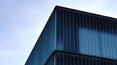 Gökyüzüne karşı cam cephe