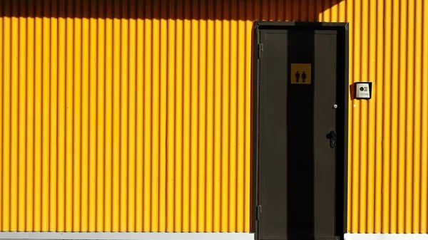 Sarı metal cephede servis kapısı
