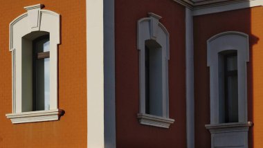 Arkaplan olarak tuğla cephesinde kemerli pencereler