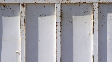 Oksit lekeli beyaz metal yüzey