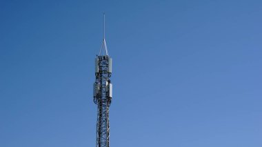 cep telefonu anteni mavi gökyüzüne karşı