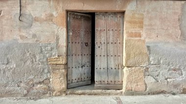 Kırsal ahşap kapı eski cephede açılıyor