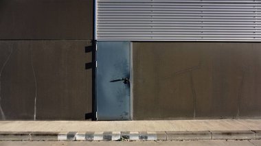 Güvenlik kapısı olan sanayi cephesi kaldırımı