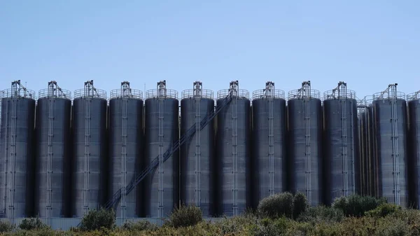 Industrielle Metallsilos Gegen Den Himmel — Stockfoto