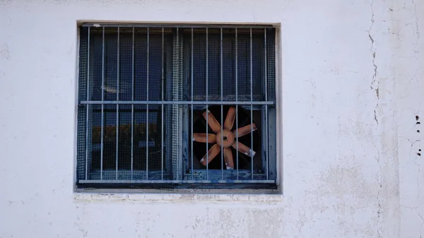 Fenster Mit Lüftungsventilator Fassade — Stockfoto