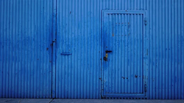 蓝色工业用金属门为背景 — 图库照片