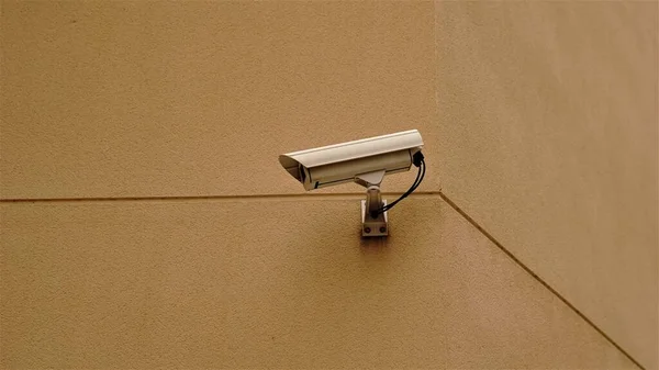 Duvardaki güvenlik kamerası.